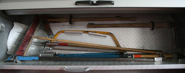 Feuerwehraxt, Krampen, Bogensäge, Schaufel, Besen, Zange, Axt und Brecheisen