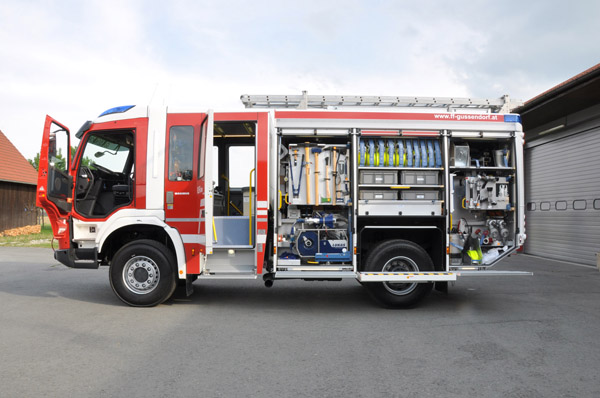 RLFA 2000 - Fahrerseite mit geöffneten Türen