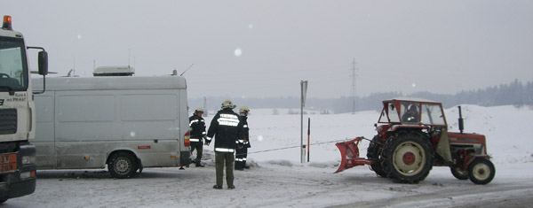 Bergung mit Hilfe eines Traktors