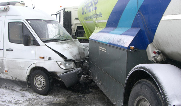 Kleintransporter gegen Tankwagen